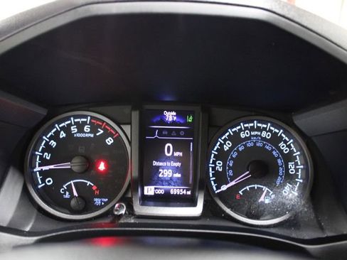 Certified 2022 Toyota Tacoma TRD Off-Road AWD/4WD image 11