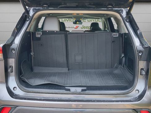 Used 2023 Toyota Highlander Limited FWD image 7