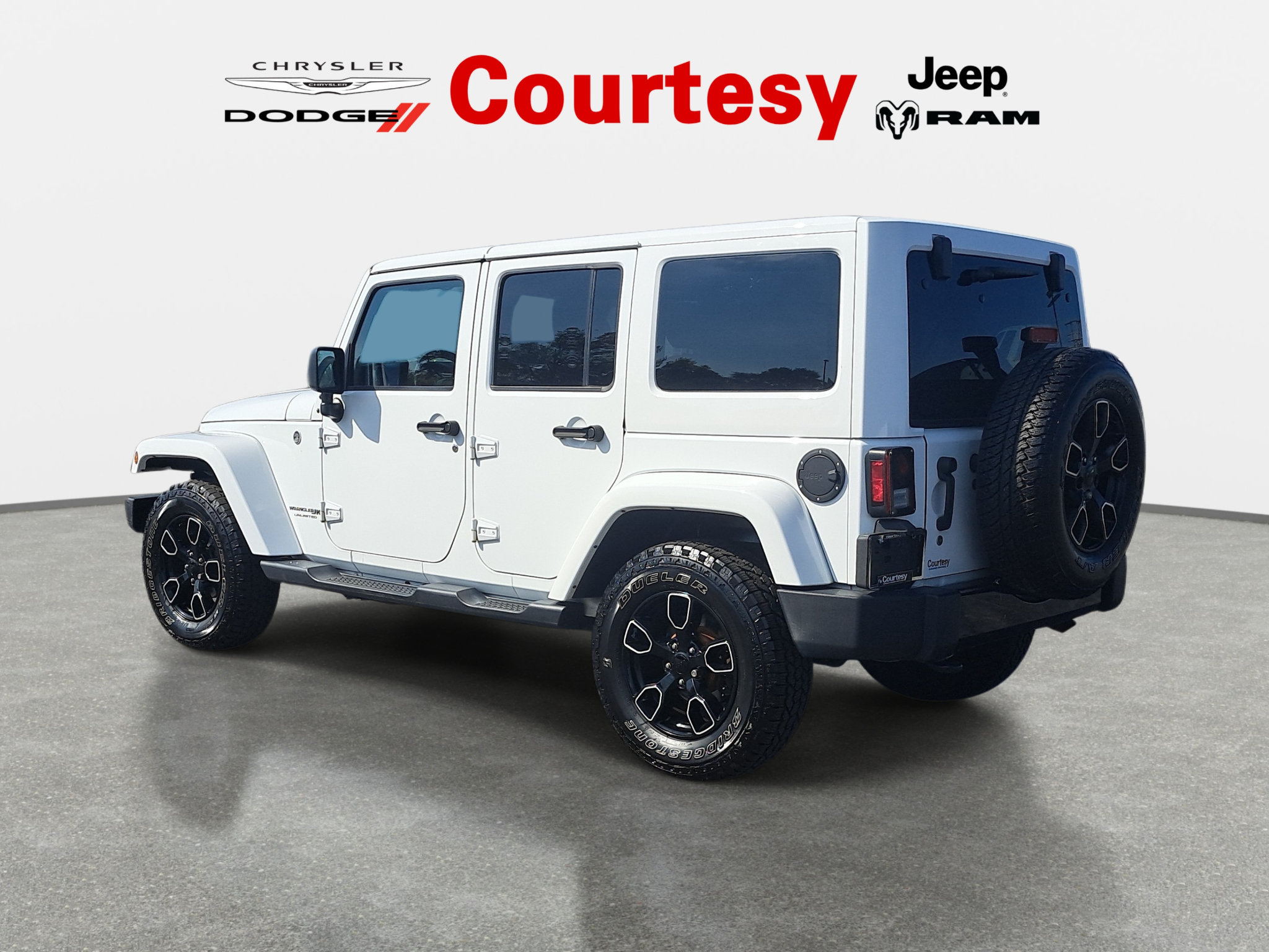 Used 2018 Jeep Wrangler Unlimited Sahara w/ Dual Top Group AWD/4WD image 6