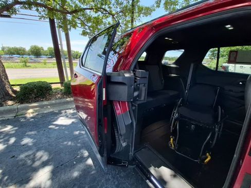 Used 2022 Chevrolet Traverse LT FWD image 30