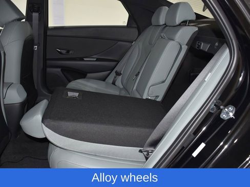 New 2025 Hyundai Elantra Limited image 30