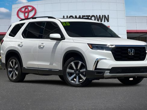 Used 2025 Honda Pilot Touring image 2