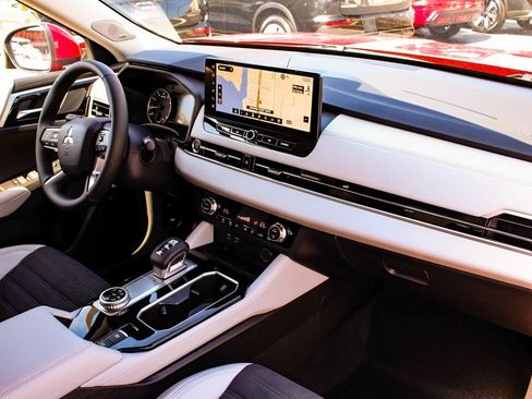 New 2025 Mitsubishi Outlander SE image 43