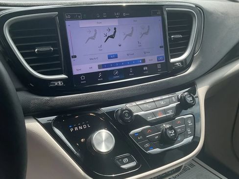 Used 2024 Chrysler Pacifica Touring-L FWD image 24