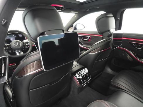 Used 2024 Mercedes-Benz S 63 AMG S w/ Carbon Fiber Exterior Package image 31