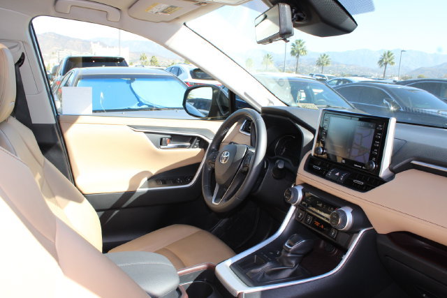 Used 2019 Toyota RAV4 Limited w/ Carpet Mat Package FWD image 5