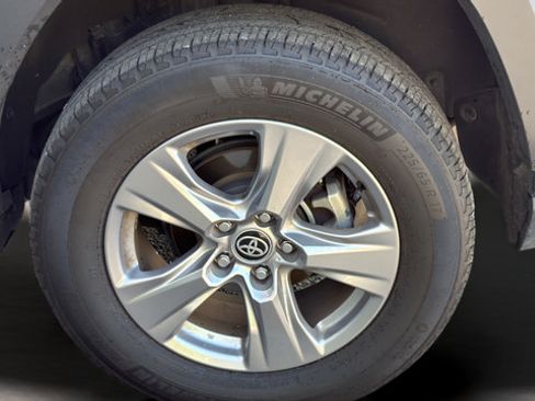 Used 2025 Toyota RAV4 XLE FWD image 34