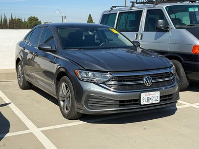 Used 2024 Volkswagen Jetta SE w/ Panoramic Sunroof Package