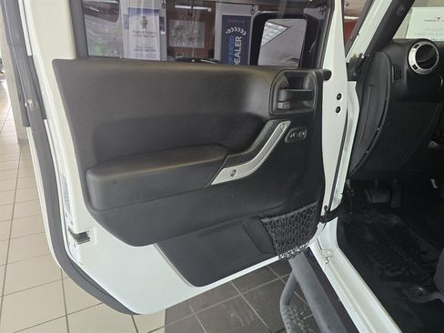 Used 2015 Jeep Wrangler Unlimited Sahara w/ Dual Top Group AWD/4WD image 7