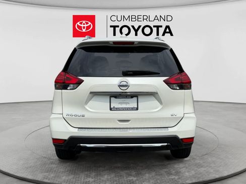 Used 2017 Nissan Rogue SV w/ SV Premium Package FWD image 4