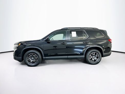 Used 2025 Honda Pilot TrailSport image 4