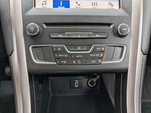 Used 2018 Ford Fusion SE w/ Fusion SE Technology Package FWD image 13