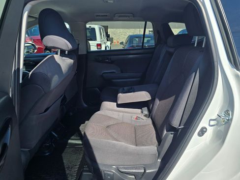 Used 2023 Toyota Highlander L image 13