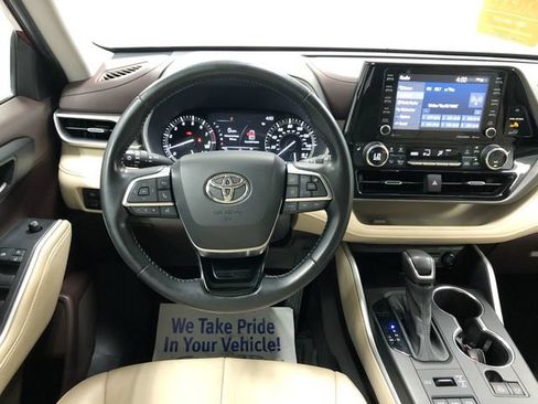 Used 2021 Toyota Highlander XLE AWD/4WD image 16