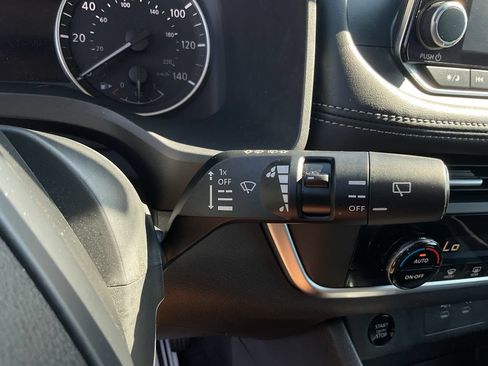 Used 2025 Nissan Rogue SV FWD image 33
