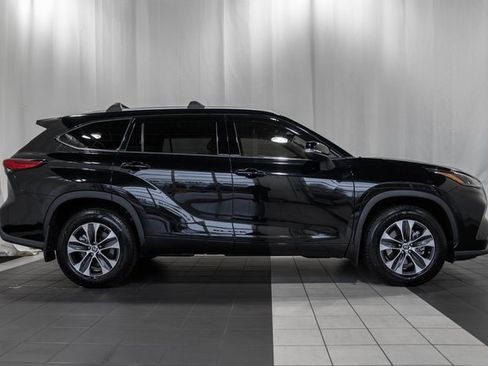 Used 2022 Toyota Highlander XLE image 3