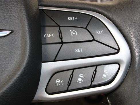 Used 2024 Chrysler Pacifica Touring-L FWD image 42