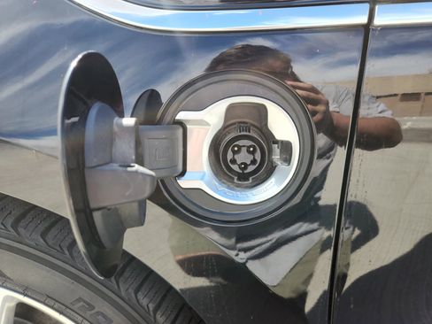 Used 2013 Chevrolet Volt Premium w/ Premium Trim Package FWD image 16