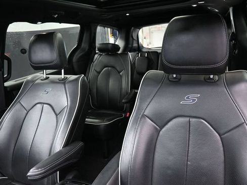 Used 2025 Chrysler Pacifica Limited FWD image 16