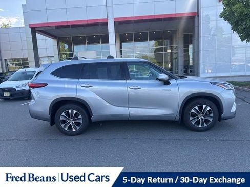 Used 2021 Toyota Highlander XLE AWD/4WD image 5