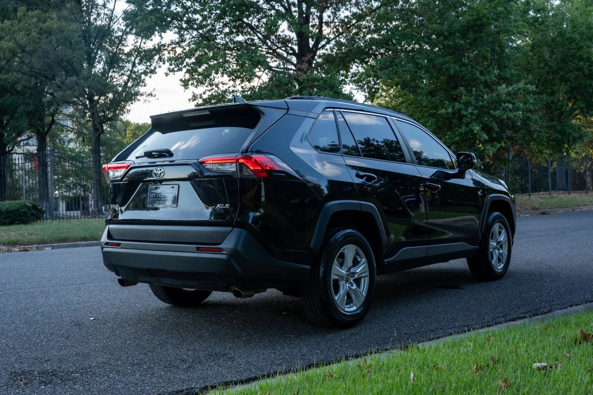 Used 2021 Toyota RAV4 XLE w/ Convenience Package FWD image 5
