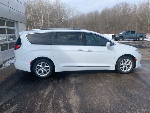 Used 2017 Chrysler Pacifica Touring-L Plus w/ Tire & Wheel Group image 7