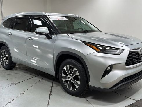 Used 2022 Toyota Highlander XLE image 3