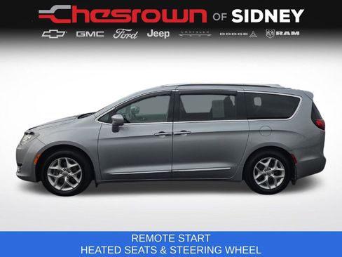 Used 2019 Chrysler Pacifica Touring-L w/ Tire & Wheel Group FWD image 8