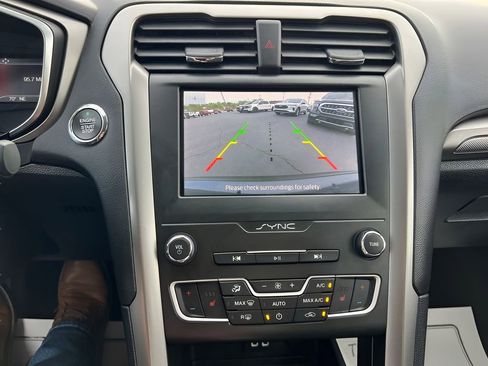 Used 2020 Ford Fusion SE image 23