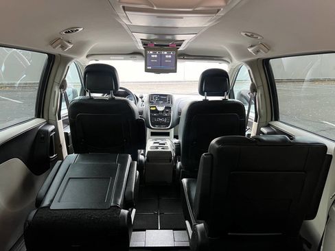 Used 2013 Chrysler Town & Country Touring image 17