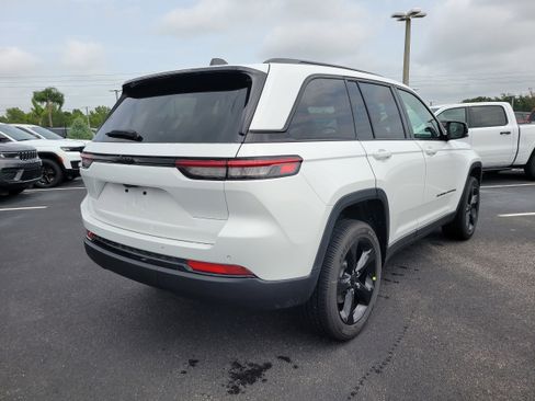 New 2025 Jeep Grand Cherokee Altitude image 6