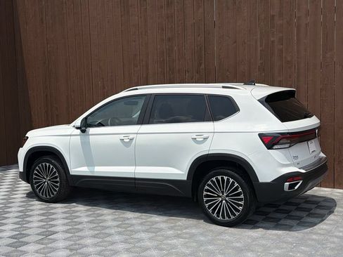 Used 2025 Volkswagen Taos SE w/ Panoramic Sunroof Package FWD image 15