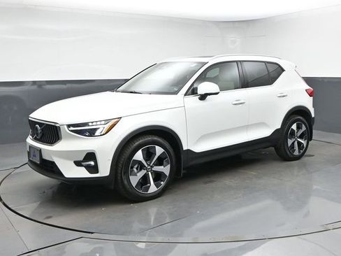 Used 2023 Volvo XC40 B5 Plus w/ Driver Assist Package AWD/4WD image 4