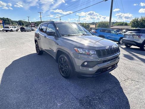 Used 2023 Jeep Compass Latitude AWD/4WD image 3