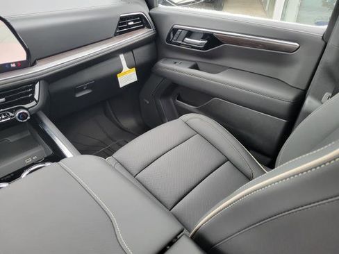 New 2026 Chevrolet Suburban Premier image 18