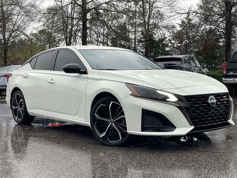 Used 2023 Nissan Altima 2.5 SR image 2