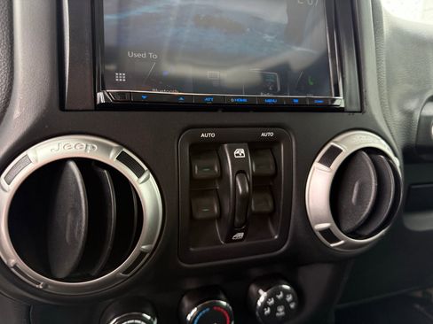 Used 2018 Jeep Wrangler Unlimited Sahara image 41