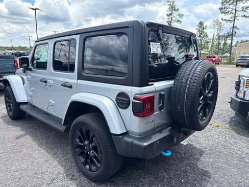 Used 2023 Jeep Wrangler Unlimited Sahara w/ Cold Weather Group AWD/4WD image 5