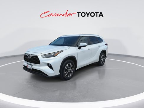 Used 2023 Toyota Highlander XLE FWD image 4