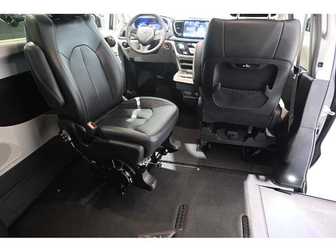 Used 2022 Chrysler Pacifica Touring-L FWD image 25