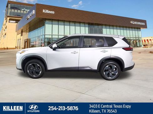 Used 2024 Nissan Rogue SV AWD/4WD image 4