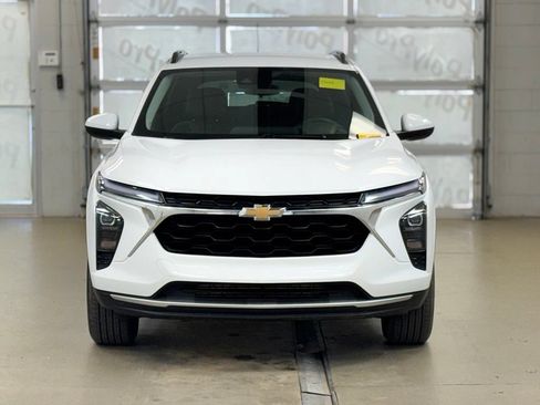Used 2025 Chevrolet Trax LT w/ LT Convenience Package FWD image 2