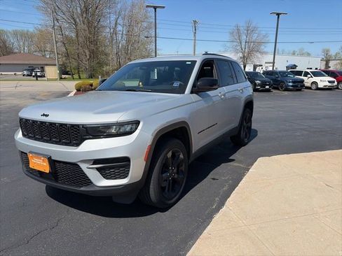 Used 2023 Jeep Grand Cherokee Altitude AWD/4WD image 11