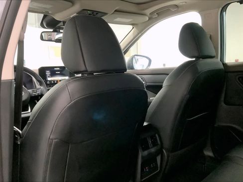 Used 2023 Nissan Rogue SL w/ SL Premium Package image 12