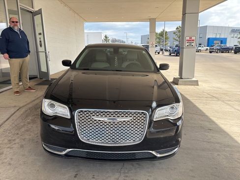Used 2015 Chrysler 300 Limited image 2