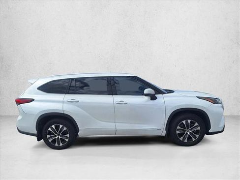 Used 2022 Toyota Highlander XLE AWD/4WD image 4