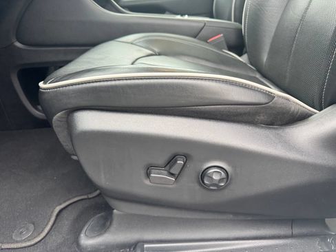 Used 2025 Chrysler Pacifica Limited FWD image 6
