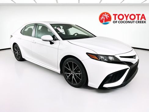 Used 2023 Toyota Camry SE image 1