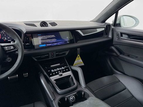 New 2026 Porsche Cayenne GTS image 19