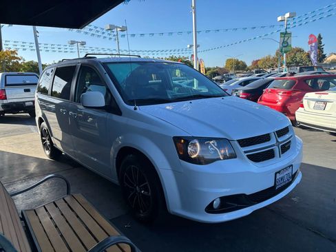 Used 2018 Dodge Grand Caravan GT image 3